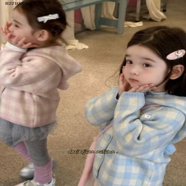 ÁO LEN MŨ QUẢ BÔNG KẺ CARO DỄ THƯƠNG  -Giá sỉ sz 90-130: 213k  sz 140-150: 249k 