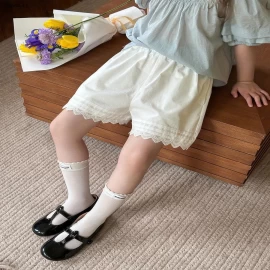 SHORT TRẮNG VIỀN REN AIMOBEIEI  BÉ GÁI-Giá  sỉ 90-150: 95k 160-170: 115k