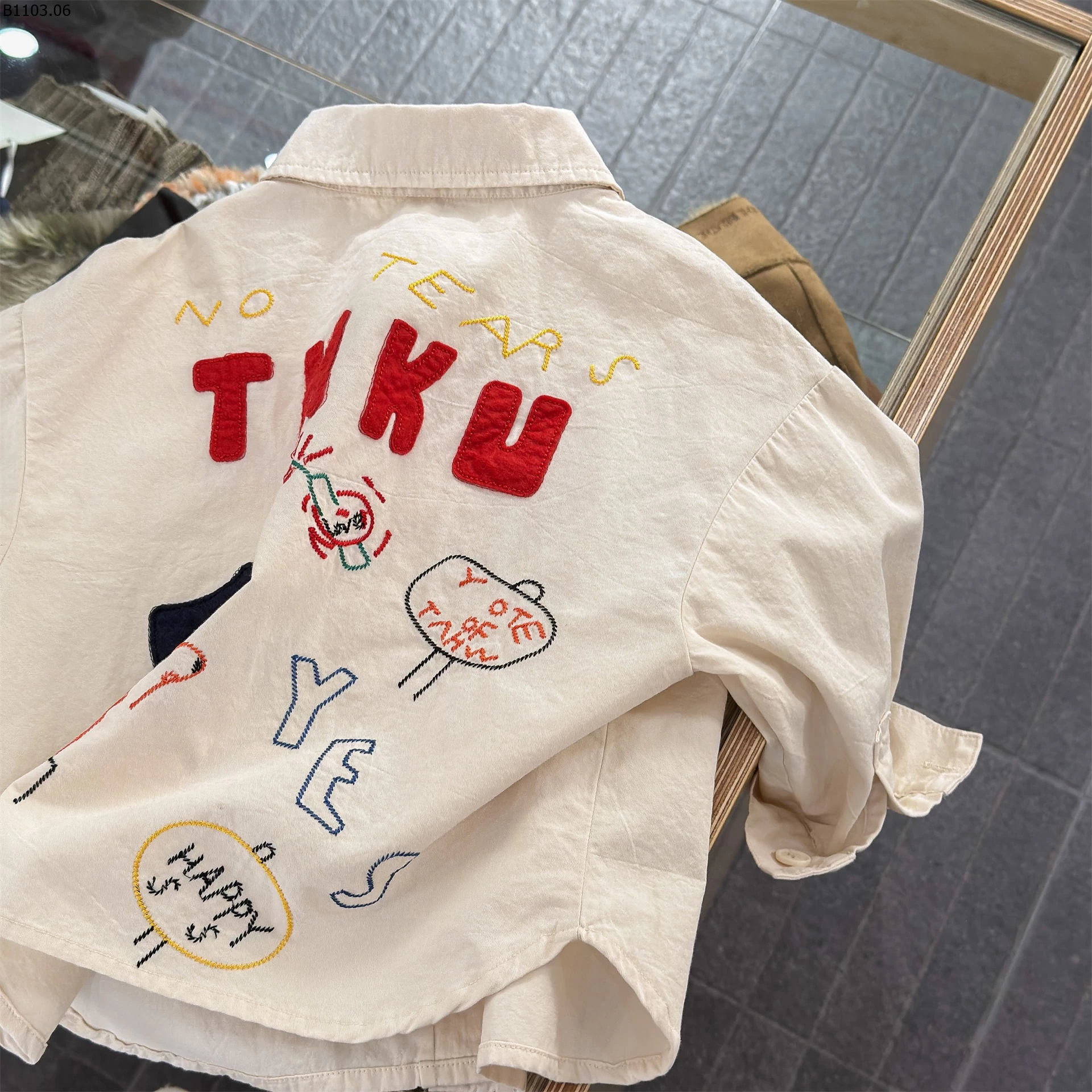 SƠ MI ĐUÔI TÔM THÊU CHỮ 7021 ADBABY sỉ 255k